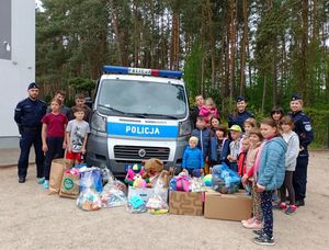 policjanci wzięli udział w zbiórce darów dla dzieci z Ukrainy