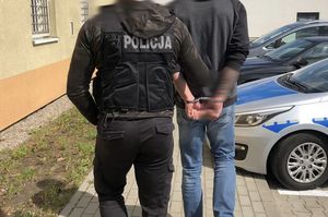 policjanci z zatrzymanym z narkotykami