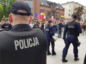 policjanci podczas zabezpieczenia marszu równości