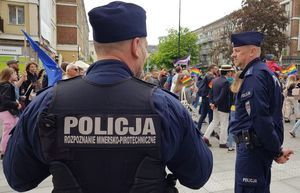 policjanci podczas zabezpieczenia marszu równości