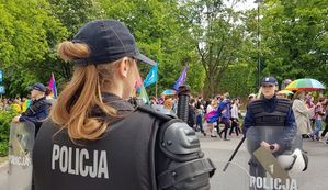 policjanci podczas zabezpieczenia marszu równości