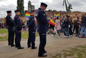 policjanci podczas zabezpieczenia marszu równości