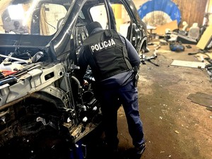 policjanci kryminalni zlikwidowali dziuplę paserską i odzyskali skradzionego mercedesa