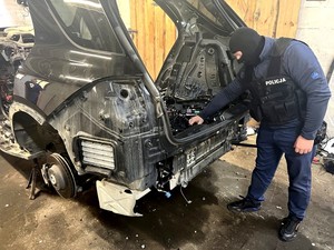 policjanci kryminalni zlikwidowali dziuplę paserską i odzyskali skradzionego mercedesa