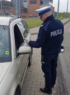 policjant wykonujący badanie trzeźwości