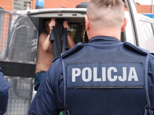 policjanci na miejscu zatrzymania kierowcy, który nie zatrzymał się wcześniej do kontroli drogowej