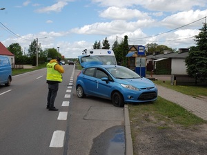 policjanci na miejscu zatrzymania kierowcy, który nie zatrzymał się wcześniej do kontroli drogowej