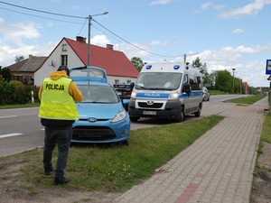 policjanci na miejscu zatrzymania kierowcy, który nie zatrzymał się wcześniej do kontroli drogowej