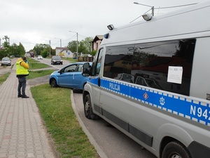 policjanci na miejscu zatrzymania kierowcy, który nie zatrzymał się wcześniej do kontroli drogowej