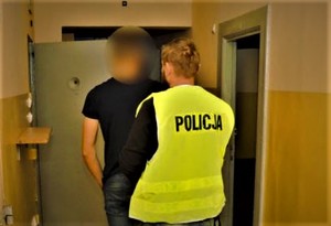 policjant z zatrzymanym po pościgu pijanym kierowcą