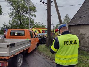 policjanci pracowali na miejscu zdarzenia drogowego