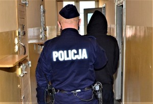 policjant z zatrzymanym włamywaczem