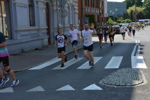 policjanci zabezpieczają bieg