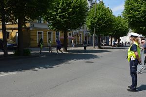 policjanci zabezpieczają bieg