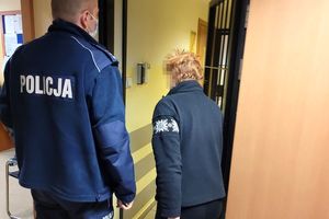 policjant z kobieta, która została zatrzymana