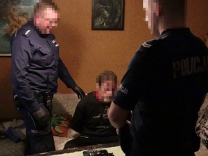 policjanci z zatrzymanym za uprawę konopi i zabezpieczone rośliny