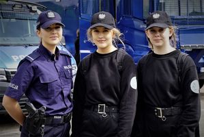 policjanci i uczniowie na dniach otwartych klas mundurowych