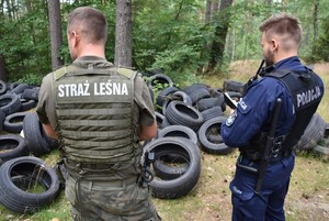 policjant i strażnik leśny