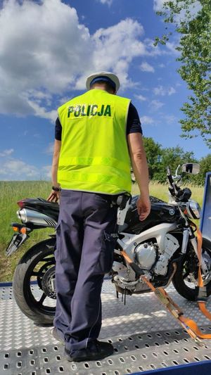 policjant i motocykl