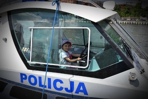policjanci z komisariatu wodnego z 7- letnia Hanią, której marzeniem było przepłynięcie łodzią policyjną i spotkanie z wodniakami