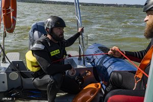 policjant podczas ćwiczeń na wodach