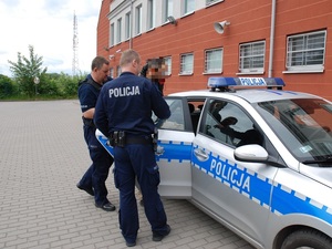 policjanci prowadzą zatrzymanych