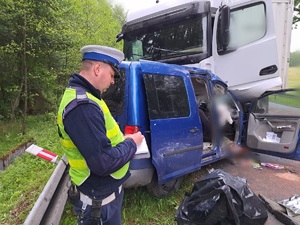 policjanci pracujący na miejscu wypadku z udziałem dwóch pojazdów