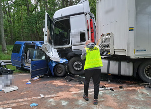 policjanci pracujący na miejscu wypadku z udziałem dwóch pojazdów