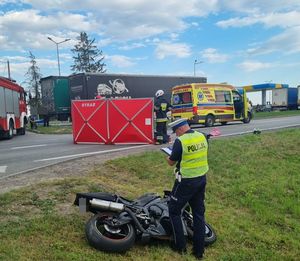 policjanci pracowali na miejscu wypadku z udziałem samochodu osobowego i motocykla