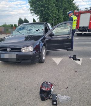 policjanci pracowali na miejscu wypadku z udziałem samochodu osobowego i motocykla