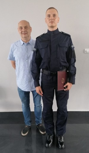 nowo przyjęty policjant ze swoim ojcem, również policjantem