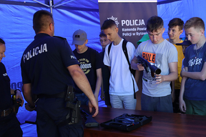 policjanci podczas festynu, na którym edukowali, że woda jest niebezpieczna