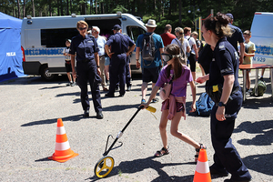 policjanci podczas festynu, na którym edukowali, że woda jest niebezpieczna