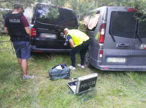 policjanci prowadzą oględziny samochodów