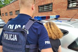 kobieta i policjant