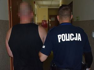 policjanci z zatrzymanym poszukiwanym ENA