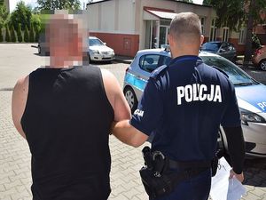 policjanci z zatrzymanym poszukiwanym ENA