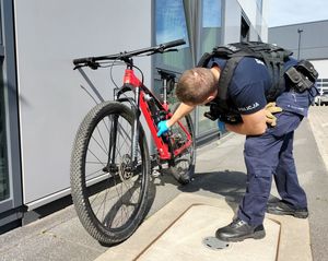 policjanci z zatrzymanym złodziejem rowerów i odzyskanym jednym rowerem