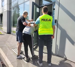 policjanci z zatrzymanym złodziejem rowerów i odzyskanym jednym rowerem