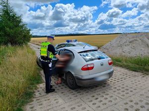 policjanci zatrzymali pojazd do kontroli