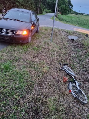 policjanci na miejscu potrącenia chłopca