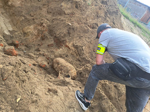 policjanci podczas ewakuacji w związku z bombą