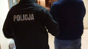 policjanci z zatrzymanym