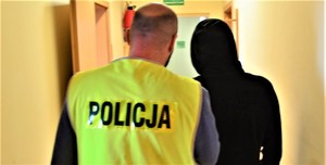 policjant z zatrzymanym mężczyzną