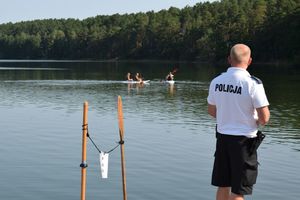 policjanci kontrolują kąpieliska