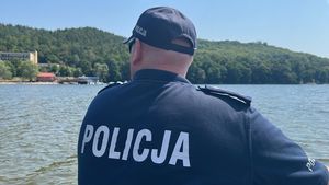 policjanci dbający o bezpieczeństwo na kąpieliskach