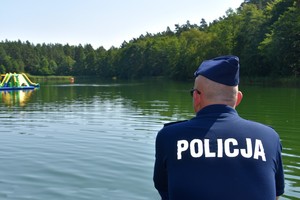 policjanci wspólnie ze strażakami na kąpieliskach