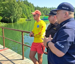 policjanci wspólnie ze strażakami na kąpieliskach