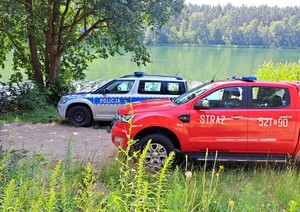 policjanci wspólnie ze strażakami na kąpieliskach