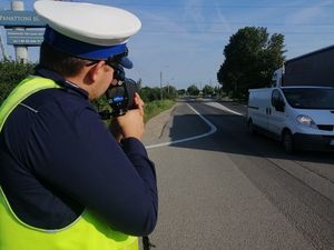 policjant z radarem prędkości